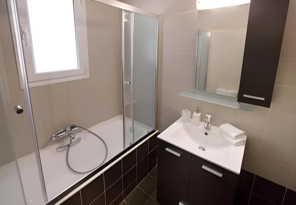 Modern Apartment In The Heart Of The City Ateny Zewnętrze zdjęcie